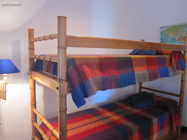 Segundo dormitorio situado sobre el contrafrente del apartamento. <br><br>Acondicionado con cama cucheta con cama marinera.