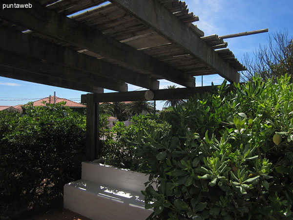 Vista hacia el jardn sobre el lateral hacia la calle 9 del apartamento desde la ventana del segundo dormitorio.<br><br>A la derecha de la imagen, patio con prgola en madera.