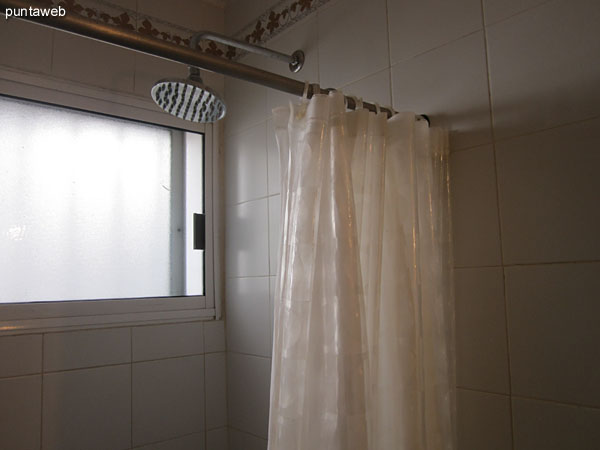 Bao compartido entre el segundo y tercer dormitorio.<br><br>Acondicionado con ducha y cortina de bao.