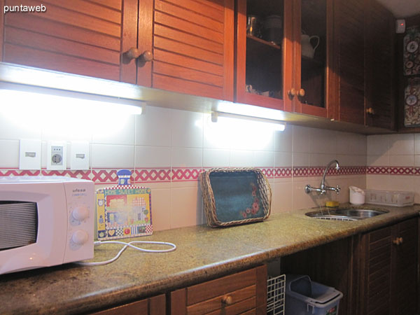 Detail counter with double sink in the kitchen. <br><br>Space conditioning kitchen furniture on and under table in L.