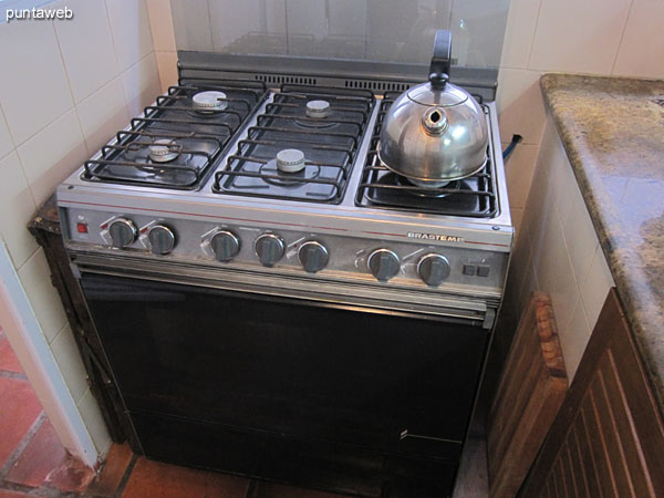 Detail counter with double sink in the kitchen. <br><br>Space conditioning kitchen furniture on and under table in L.