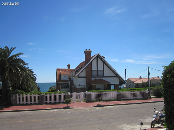 View to the east from the front of the building along 6th Street. <br><br>Environment in suburb area of Punta del Este Lighthouse.