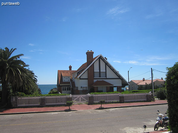 Vista hacia el este desde el frente del edificio a lo largo de la calle 6.<br><br>Entorno de barrio residencial en la zona del faro de Punta del Este.