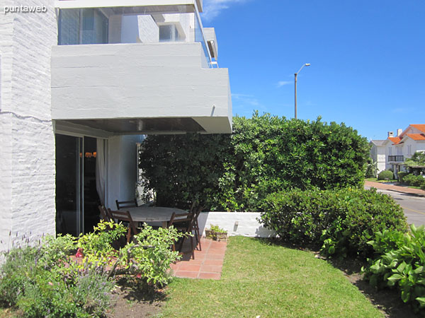 General view of the courtyard with pergola from the front yard to the backyard of the apartment.