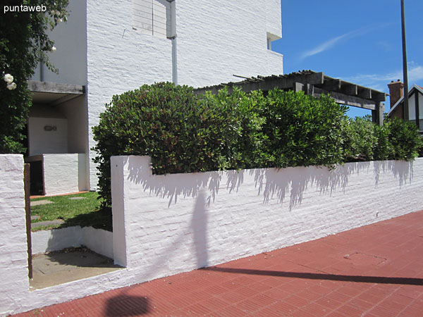 Jardn al frente del apartamento sobre la fachada del edificio sobre la calle 6.