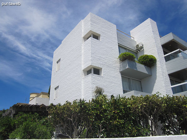 Entrada al apartamento por portn sobre la calle 9 al patio trasero hacia la izquierda de la imagen y hacia el patio con prgola junto al jardn sobre la izquierda de la imagen.