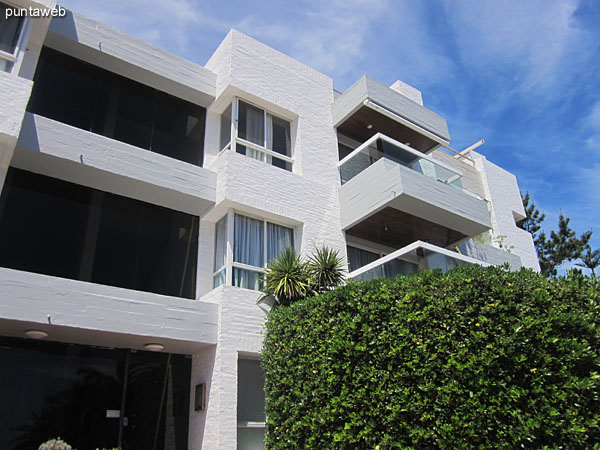 Building facade in the corner of 6 and 9. <br><br>Shrubs provide privacy from the sidewalk to the garden apartment.