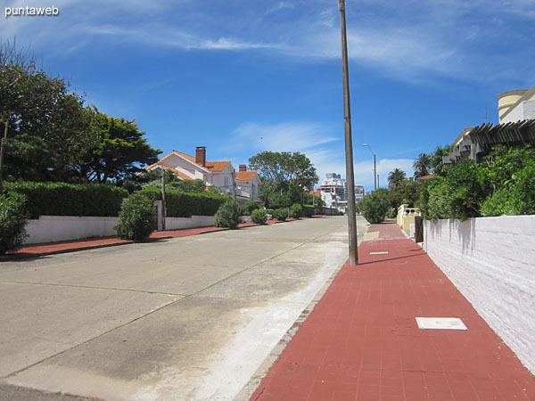 Entorno residencial frente al edificio por la calle 6.