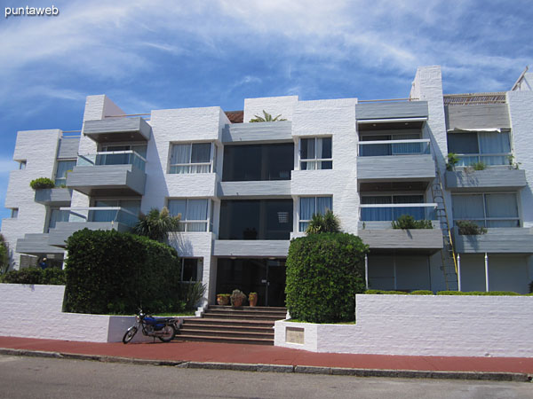 Vista desde la esquina de la calle 6 y 9 a lo largo de la calle 9 hacia el este.<br><br>Al fondo de la imagen las torres de la zona de la pennsula a lo largo de la Av. Gorlero donde est permitido la construccin con alturas superiores a los cuatro pisos.