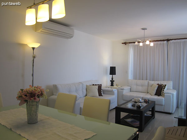 Vista general del living comedor desde la ventana que conduce al balcn terraza hacia el ambiente de comedor.<br><br>Al fondo, la cocina integrada visualmente con este espacio a travs de una barra en madera.