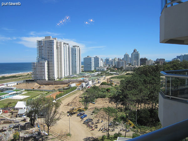 Vista hacia el sur desde la ventana del living comedor.<br><br>Al fondo las torres Le Parc y Lobos con el acano Atlntico y la playa Brava al horizonte.
