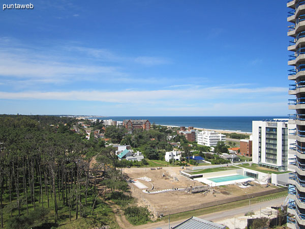 Vista hacia el suroeste desde la ventana del living a lo largo de la costa con la pennsula de Punta del Este al fondo.