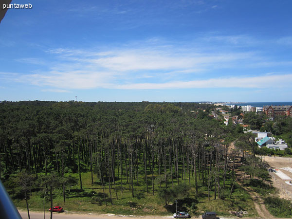 Vista hacia el este desde el balcn terraza a lo largo de la costa con el ocano Atlntico al fondo.