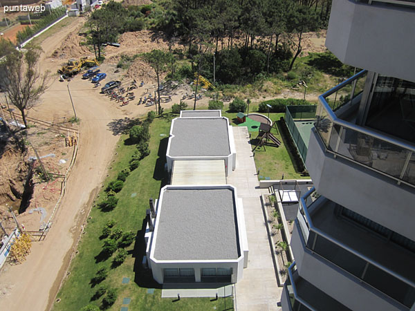 Vista desde el balcn terraza hacia el este sobre el bosque de los barrios residenciales de San Rafael y Golf.