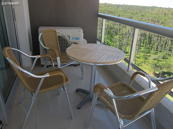 Vista desde el balcn terraza hacia los sectores de barbacoa y sala de juegos para adolescentes y nios.