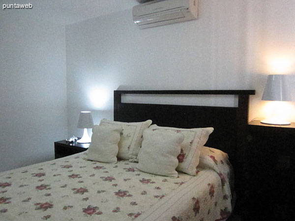 Dormitorio principal. Situado sobre el lateral este del apartamento. <br><br>Acondicionado con cama matrimonial. Ofrece vistas al mar hacia el sureste y al bosque en los barrios residenciales al este.