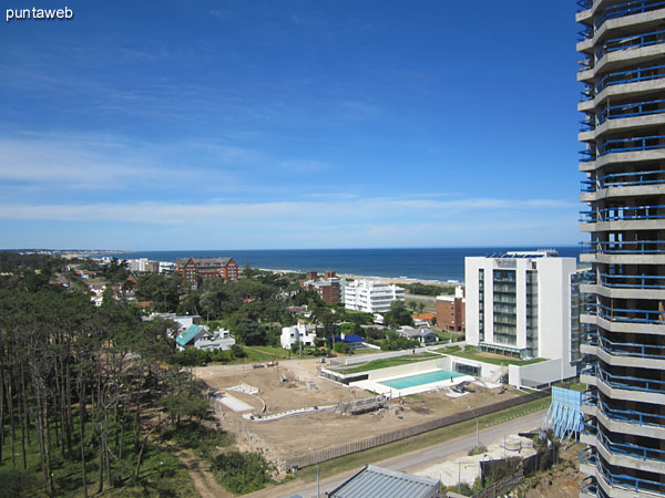 Vista hacia el este sobre el bosque de los barrios residenciales de San Rafael y Golf desde la ventana del dormitorio principal.