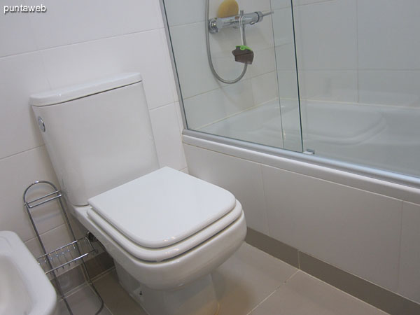 Bao en suite del dormitorio principal. <br><br>Acondicionado con ducha con baera y mampara de bao.