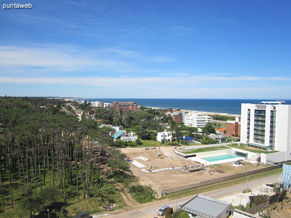 Fachada del edificio orientada al sureste. <br><br>El apartamento ofrece vistas al oceno Atlntico sobre la playa Brava hacia el sureste y este y hacia la pennsula de Punta del Este hacia el suroeste.
