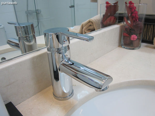 Bao en suite del segundo dormitorio. <br><br>Acondicionado con ducha con baera y mampara de bao.