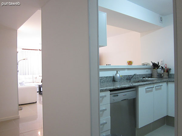 Vista de la cocina desde el espacio de comedor a travs de la barra.