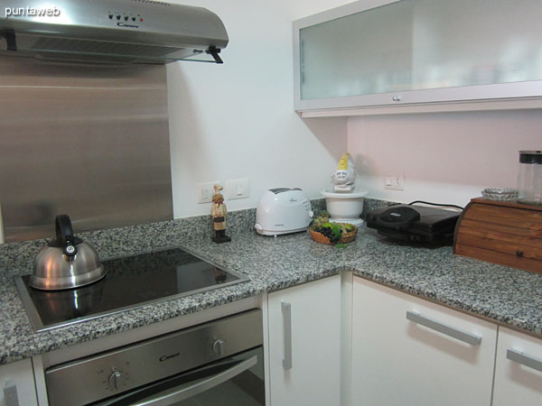 Acceso a la cocina visto desde la entrada al apartamento.