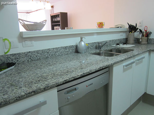 Cocina, interior. Acondicionada con mesada en U y muebles bajo mesada. Estantes en altura en algunos sectores.<br><br>Equipada con anafe y campana extractora, horno elctrico, heladera con freezer, horno microondas, lavavajillas, tostadora, sandwichera y dems electrodomsticos.