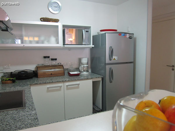 Detalle de la mesada de la cocina junto a la barra y de la disposicin del lavavajillas.<br><br> 