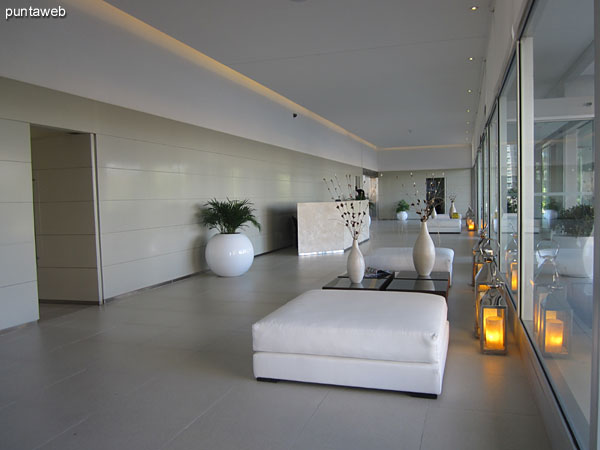 Recepcin del edificio. Decoracin despojada generando gran amplitud visual.