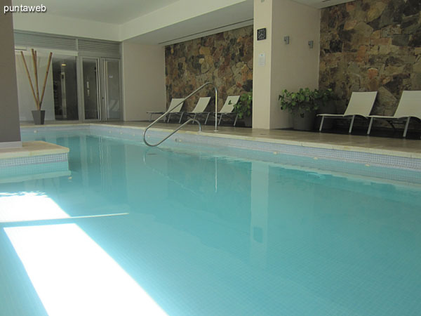 Disposicin de las reposeras en el rea junto a la piscina climatizada.
