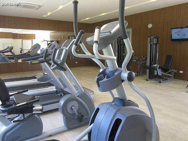 Bicicleta fija en el gimnasio.