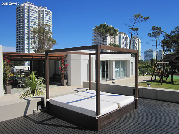 Amplia piscina al aire libre en el jardn trasero del edificio.<br><br>Area rectangular con profundidad y zona de baja profundidad para chicos.
