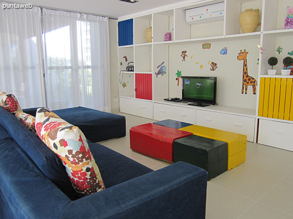 Overview of the playroom.<br><br>In orimer hosting a foosball and thoroughly entertaining space for young ones.