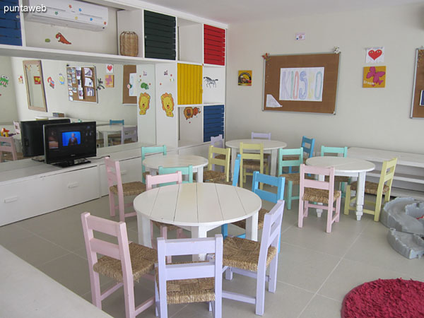 Detalle de estar sobre el lateral este de la sala de adolescentes y chicos.<br><br>Acondicionado con gran silln azul de dos cuerpos y televisor de pantalla plana.