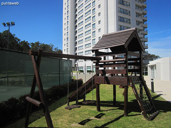 Juegos de jardn para nios cerca de la barbacoa y la sala para adolescentes y nios.