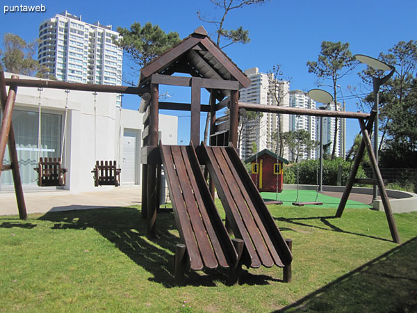Juegos de jardn para nios cerca de la barbacoa y la sala para adolescentes y nios.