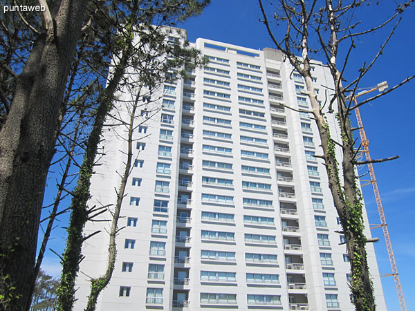 Vista hacia el edificio desde el jardn.