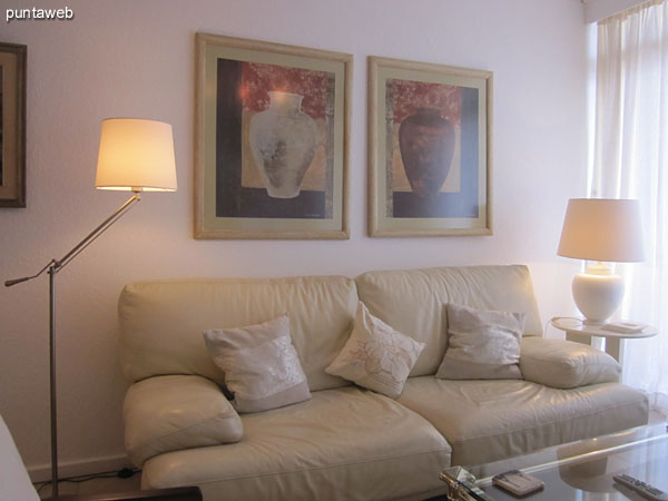 Vista parcial del estar en el living comedor desde la esquina izquierda junto al televisor de pantalla plana hacia la entrada del apartamento.