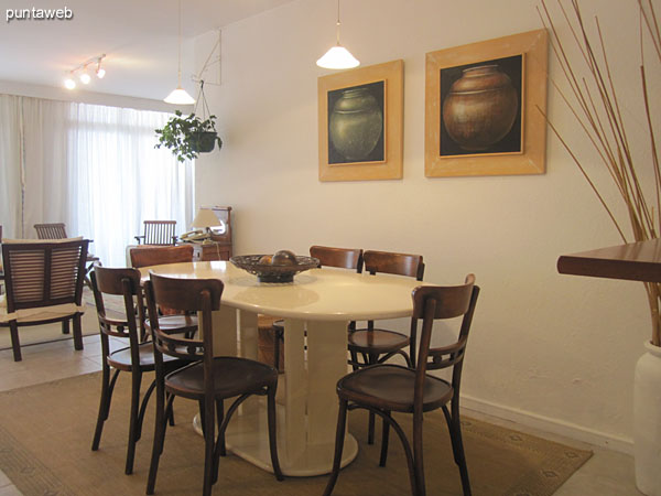 Vista parcial del living comedor desde la ventana de acceso al balcn terraza hacia el espacio del comedor.<br><br>Al fondo, la cocina integrada al ambiente a travs de una barra en madera.