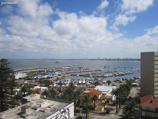 Vista hacia el oeste sobre el extremo sur de la isla Gorriti desde el balcn del apartamento.