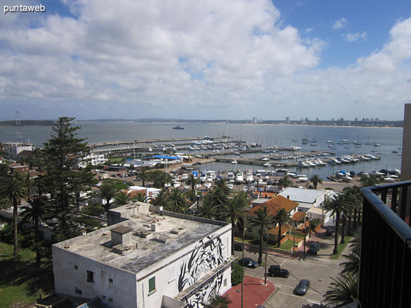 Vista hacia el puerto de yates desde el balcn del apartamento.