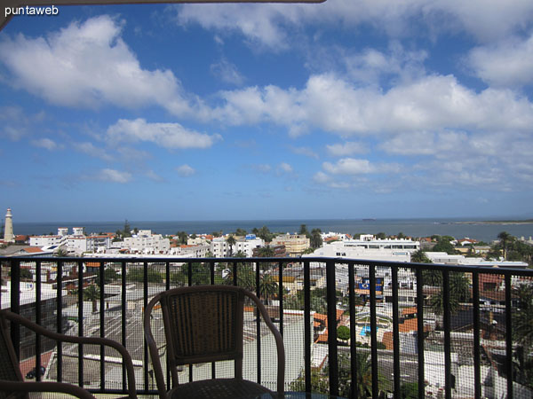 Vista hacia el puerto de yates desde el balcn del apartamento.<br><br>En primer plano abajo, el mitico ex–hotel Palace.