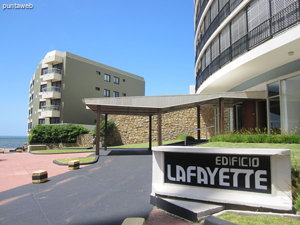 Fachada del edificio Lafayette, al final de la Av. Gorlero. <br><br>Este edificio es el ltimo edificio tipo torre de la pennsula, a partir de esta esquina, hacia el puerto y el faro, se permiten solamente edificios de cuatro pisos.