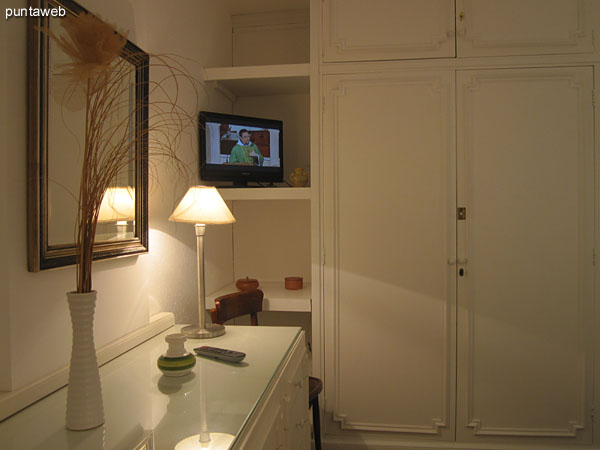 Vista desde la esquina izquierda junto a la cabecera de la cama  del dormitorio principal hacia los placares.<br><br>Al fondo, la disposición del televisor y el acondicionador de aire.