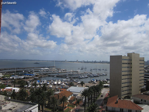 Vista desde el acceso al dormitorio principal hacia la ventana.