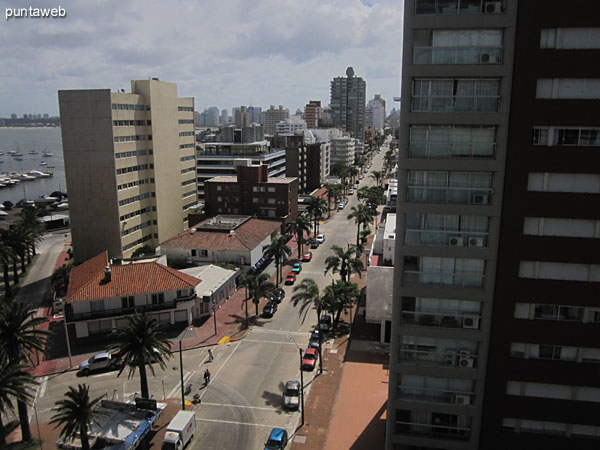 Vista desde la ventana del dormitorio principal hacia el puerto de yates.