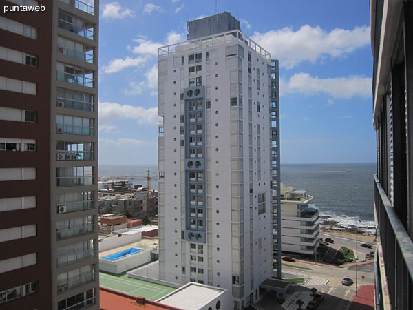 Vista desde la ventana del dormitorio principal a lo largo de la avenida gorlero desde su final en la esquina del edificio hacia su inicio al este.