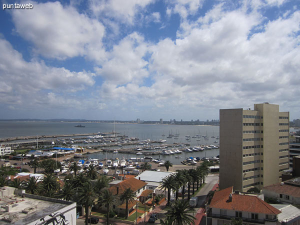 Vista desde la esquina izquierda junto a la ventana del segundo dormitorio hacia la puerta de entrada.<br><br>A la izquierda de la imagen, el placard.