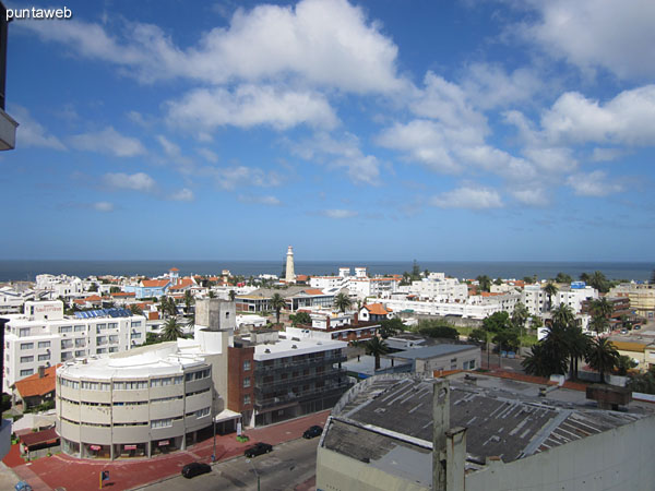 Vista hacia la isla Gorriti desde el balcón del apartamento sobre la zona del faro y puerto de yates de la península.