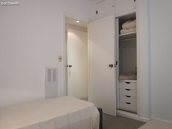 Vista desde las esquina izquierda junto a la ventana del tercer dormitorio.<br><br>A la derecha de la imagen, cruzando el pasillo, uno de los dos baños.
